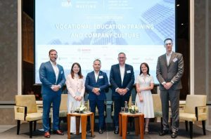 Các diễn giả chụp ảnh chung trong Phiên họp doanh nghiệp hàng tháng năm 2026 của GBA.