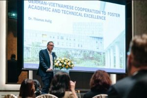 TS Thomas Aulig nhấn mạnh, doanh nghiệp cần tham gia từ sớm vào quá trình đào tạo để thu hẹp khoảng cách giữa giáo dục và nhu cầu thực tiễn của thị trường lao động.