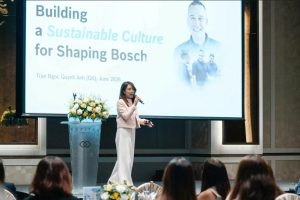 Theo bà Quỳnh Anh, Trưởng phòng Nhân sự tại Bosch Việt Nam, giữ chân nhân tài không bắt đầu từ lúc tuyển dụng mà là quá trình đầu tư dài hạn vào đào tạo, phát triển năng lực và xây dựng đội ngũ quản lý hiệu quả.