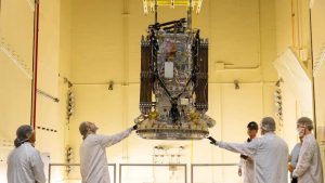Các kỹ sư tại Katalyst đưa tàu vũ trụ Link vào buồng rung tại Trung tâm Bay Vũ trụ Goddard thuộc NASA ngày 15/4/2026. Ảnh: NASA