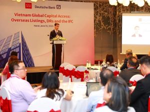 Ông Daniel Clark, đại diện Deutsche Bank, phát biểu tại hội thảo. Ảnh: SSI