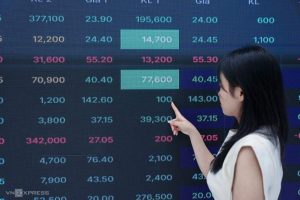 Nhà đầu tư đang theo dõi bảng giá tại một công ty chứng khoán ở TP HCM, tháng 4/2026. Ảnh: Quỳnh Trần