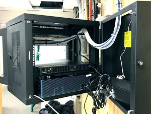 Dấu hiệu cho thấy hệ thống của bạn đã đến lúc cần tủ rack treo tường