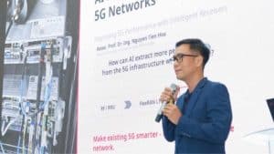 PGS.TS Nguyễn Tiến Hòa, Đại học Bách khoa Hà Nội chia sẻ tại Hội thảo AI & Điện tử viễn thông. Ảnh: Ngọc Ánh