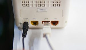 Cáp Ethernet và cổng LAN của modem/router Wi-Fi kết nối Internet. Ảnh: Lưu Quý, Hữu Danh
