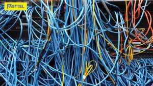 Vì sao dây cáp trong tủ rack thường bị chồng chéo?
